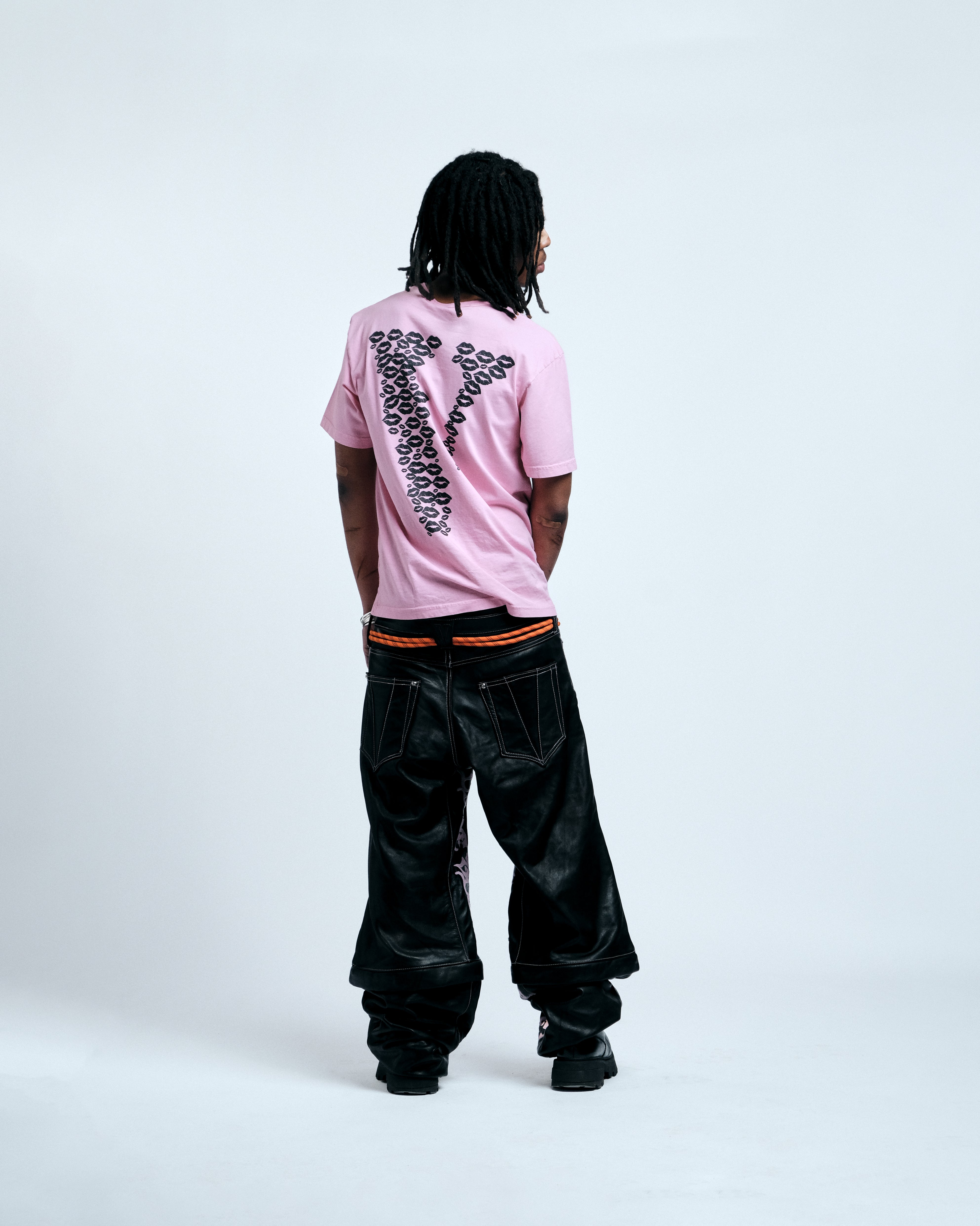 BLACK LIPSTICK FRIENDS- EMBROIDERED T-SHIRT (pink)